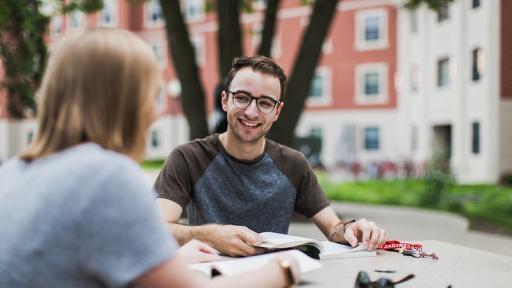 学生 outside at a table